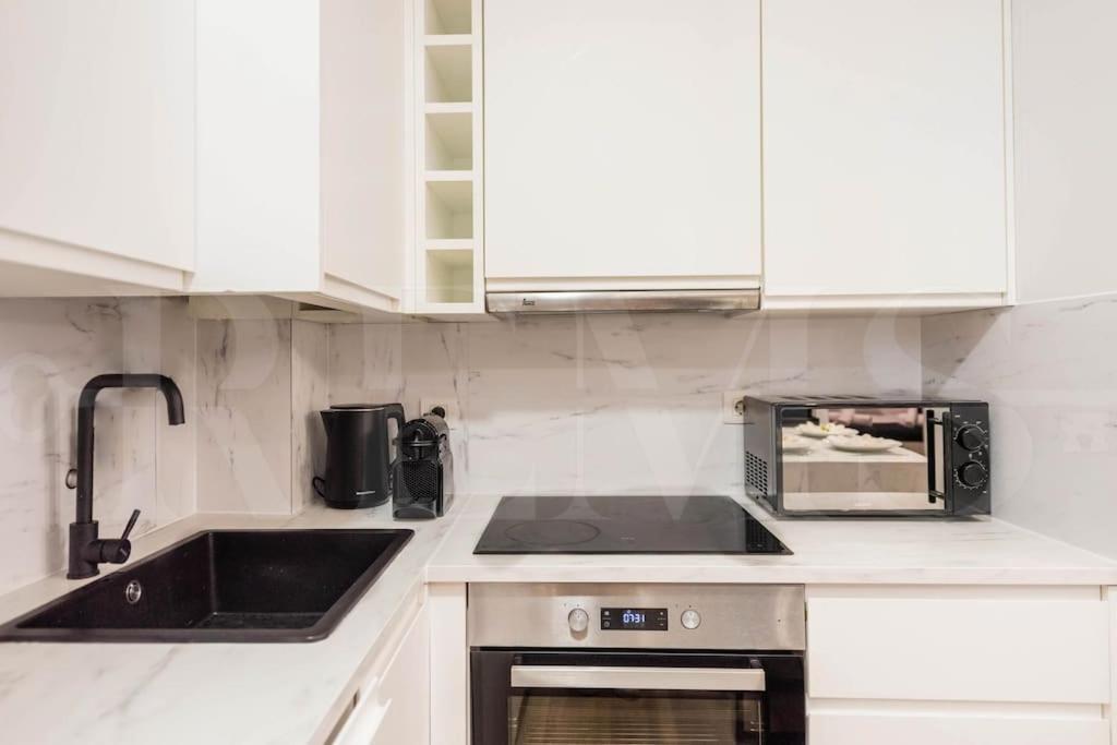 Contemporary Minimalist Apartment By Rems マラガ エクステリア 写真