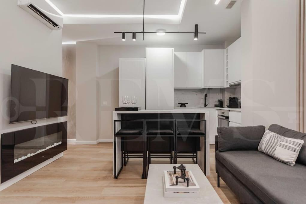 Contemporary Minimalist Apartment By Rems マラガ エクステリア 写真
