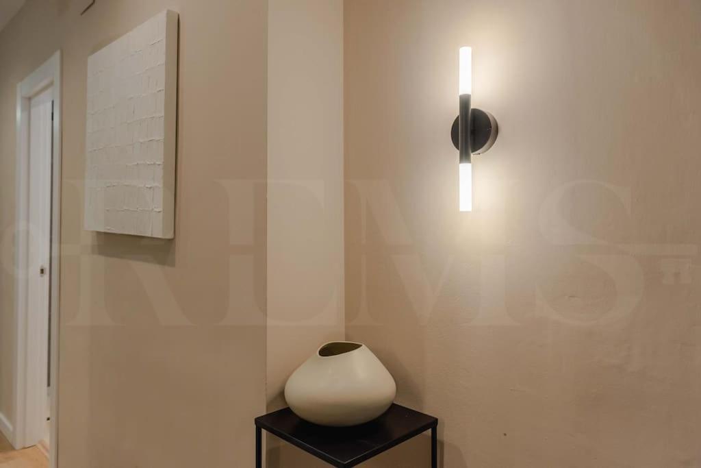 Contemporary Minimalist Apartment By Rems マラガ エクステリア 写真