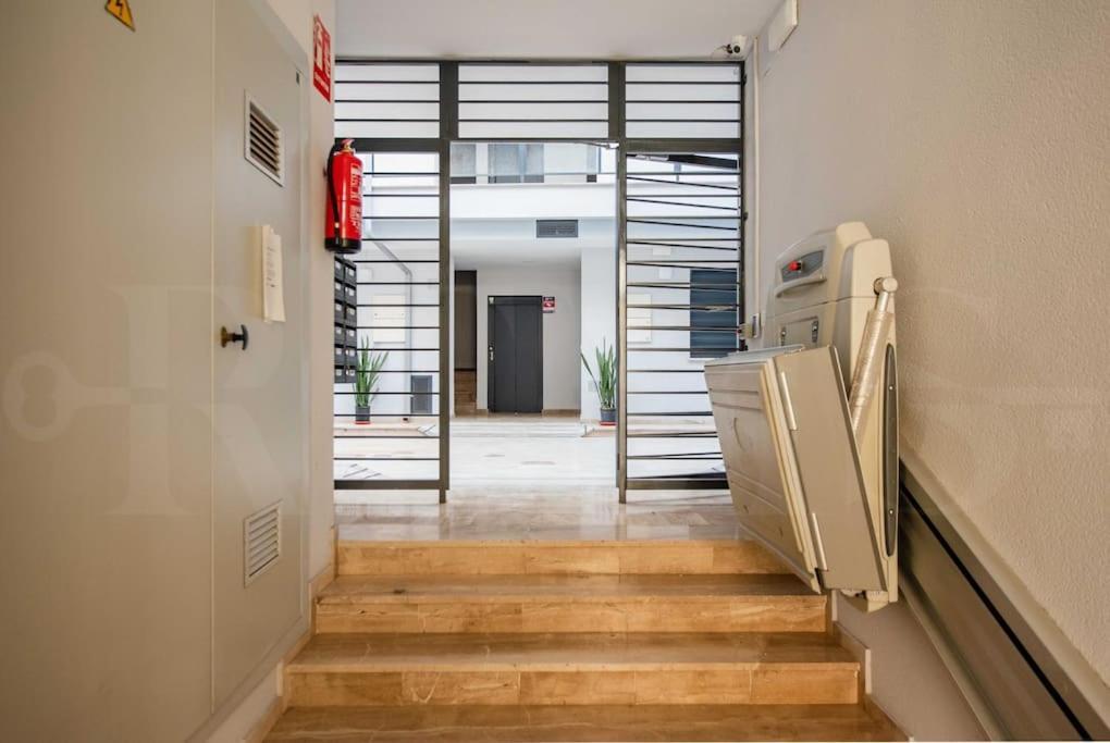 Contemporary Minimalist Apartment By Rems マラガ エクステリア 写真