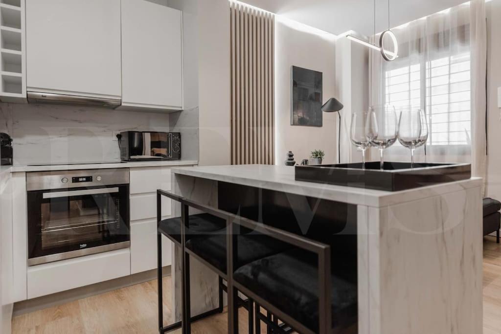 Contemporary Minimalist Apartment By Rems マラガ エクステリア 写真