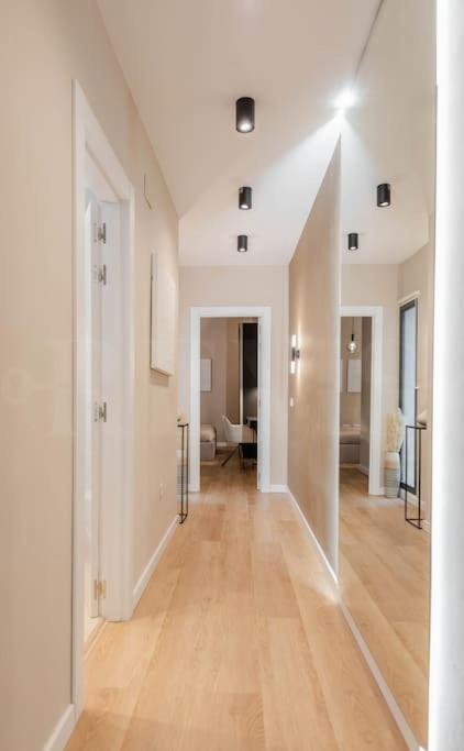 Contemporary Minimalist Apartment By Rems マラガ エクステリア 写真