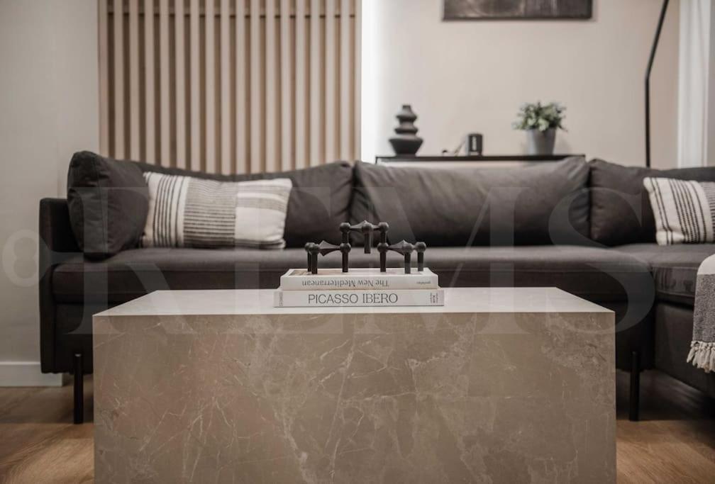 Contemporary Minimalist Apartment By Rems マラガ エクステリア 写真