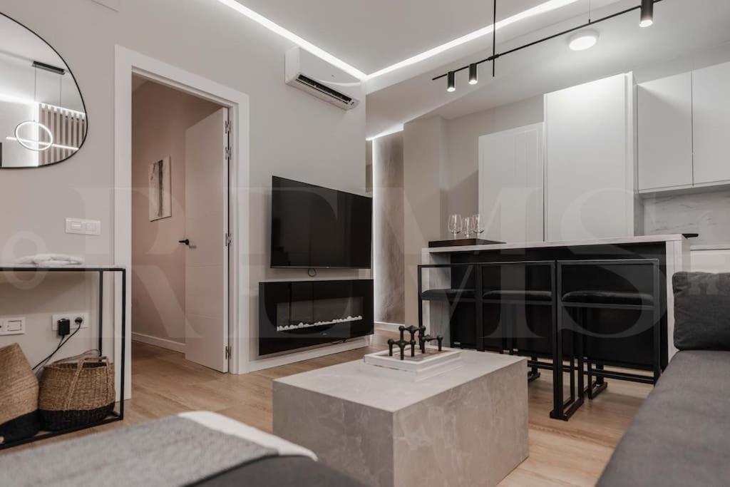 Contemporary Minimalist Apartment By Rems マラガ エクステリア 写真