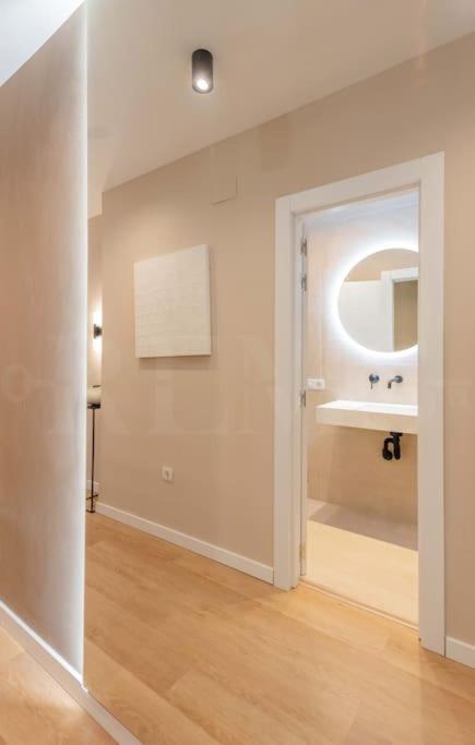 Contemporary Minimalist Apartment By Rems マラガ エクステリア 写真