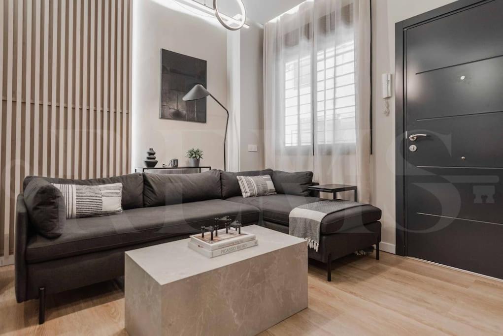 Contemporary Minimalist Apartment By Rems マラガ エクステリア 写真