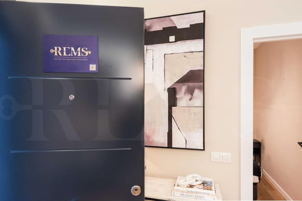Contemporary Minimalist Apartment By Rems マラガ エクステリア 写真