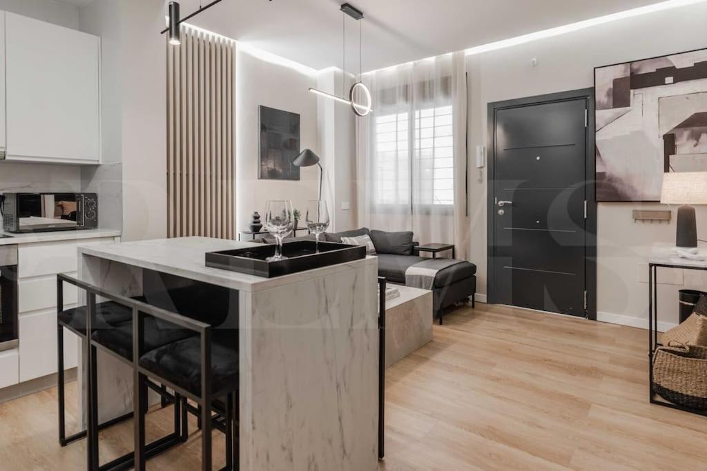 Contemporary Minimalist Apartment By Rems マラガ エクステリア 写真