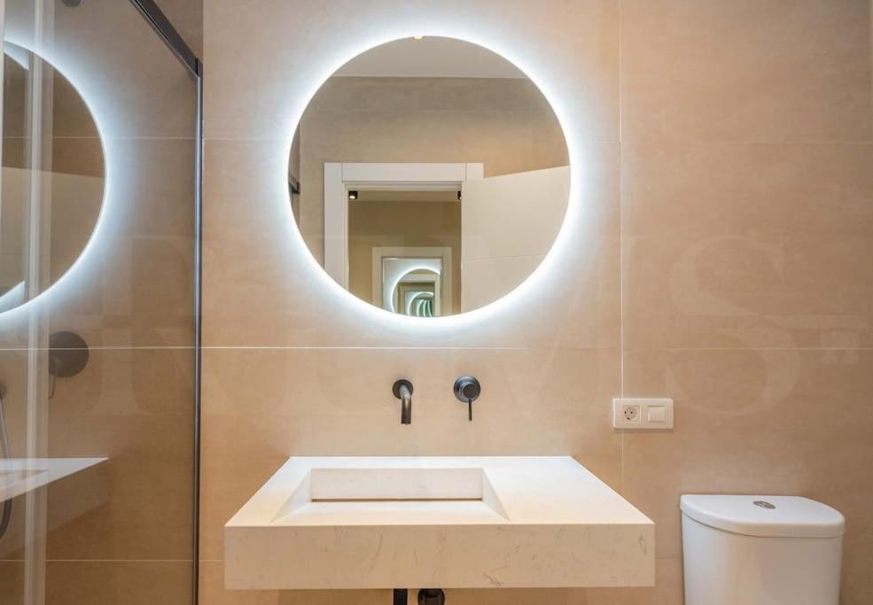 Contemporary Minimalist Apartment By Rems マラガ エクステリア 写真