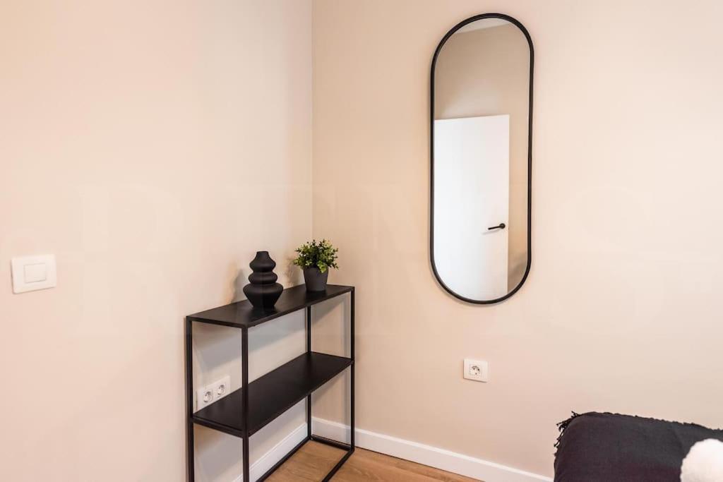 Contemporary Minimalist Apartment By Rems マラガ エクステリア 写真